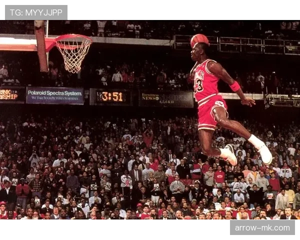 刷到迈克尔·乔丹家里那张早餐桌，我默默数着这辈子买不起的生活细节